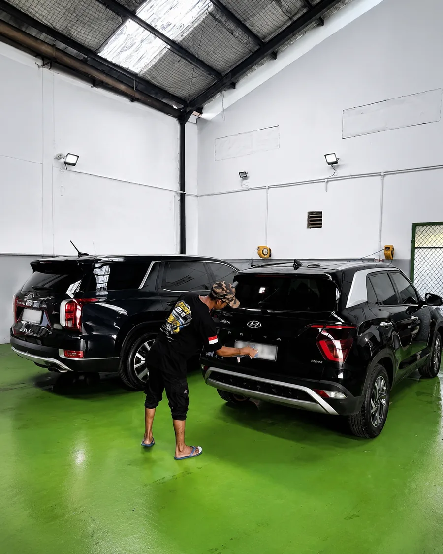 Pengerjaan detailing kendaraan di Bella Carwash