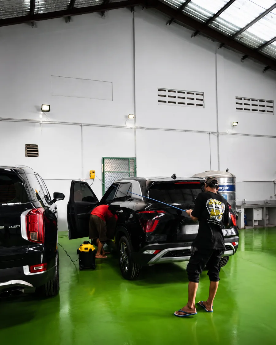 Proses pembersihan kendaraan di Bella Carwash