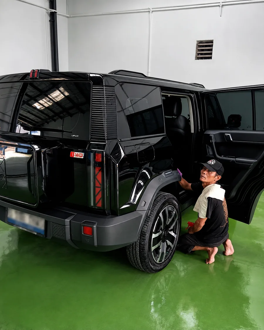 Detailing kendaraan di area Bella Carwash