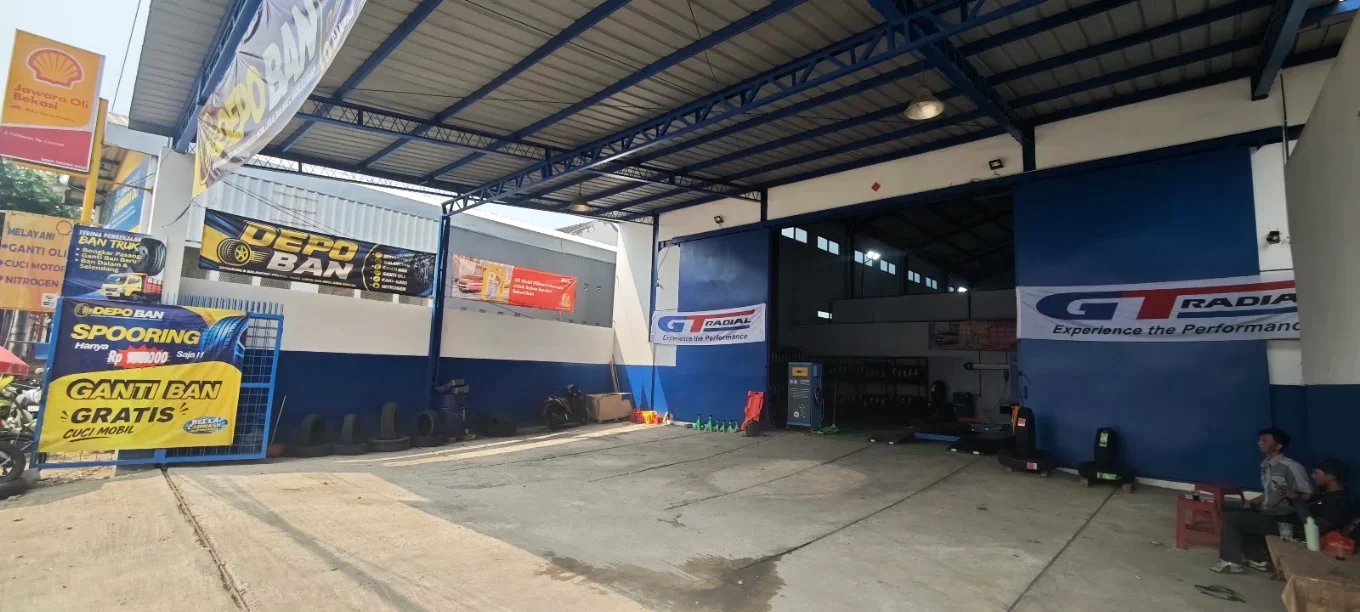 Tampak depan Depo Ban Bekasi Timur