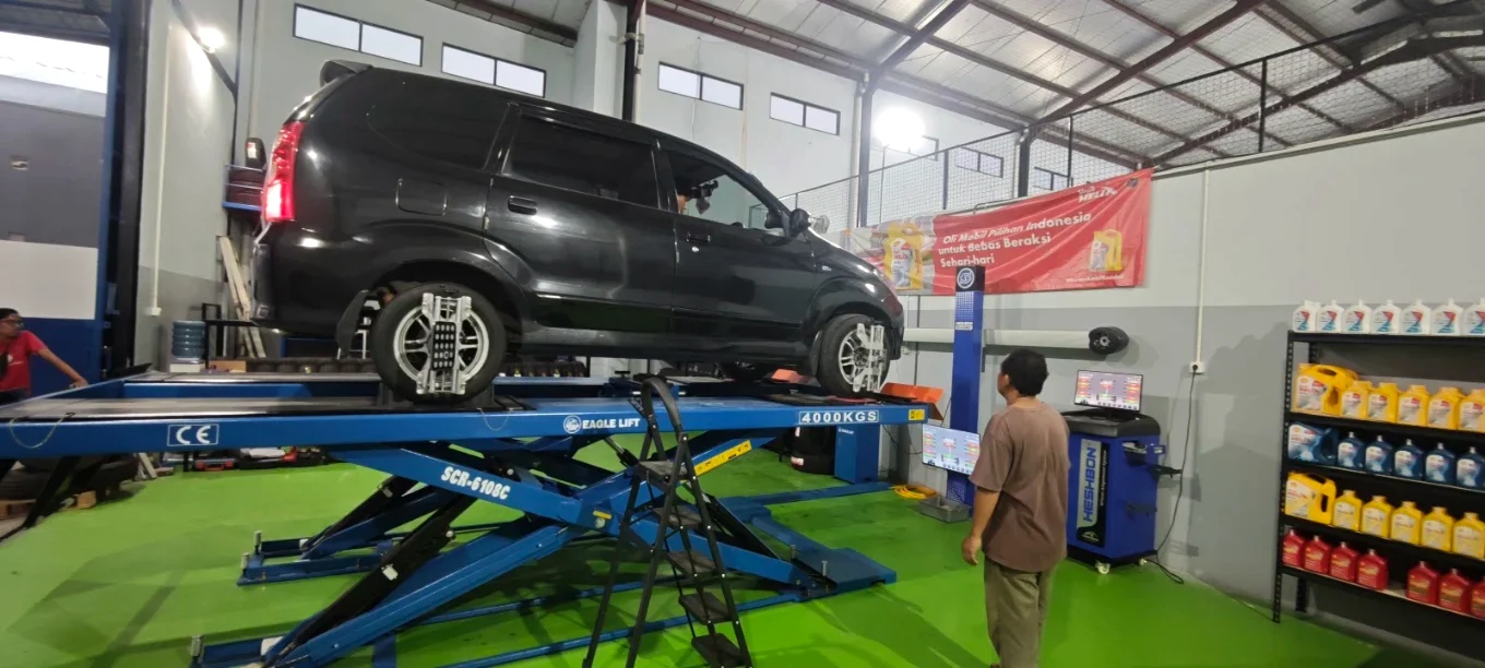 Mobil sedang dikerjakan di lift Depo Ban