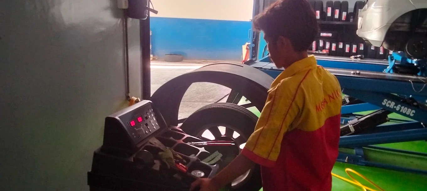 Teknisi melakukan balancing roda di Depo Ban