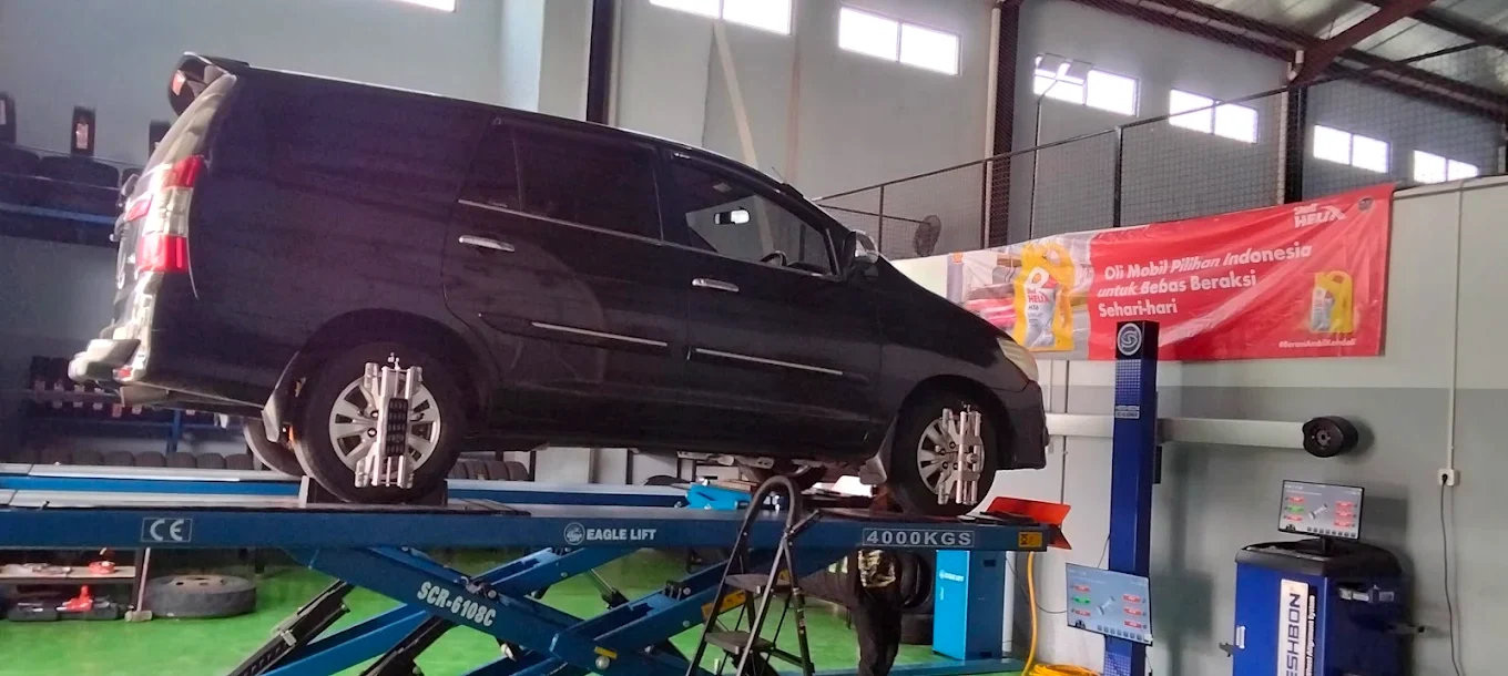 Mobil diangkat untuk pengerjaan spooring Depo Ban