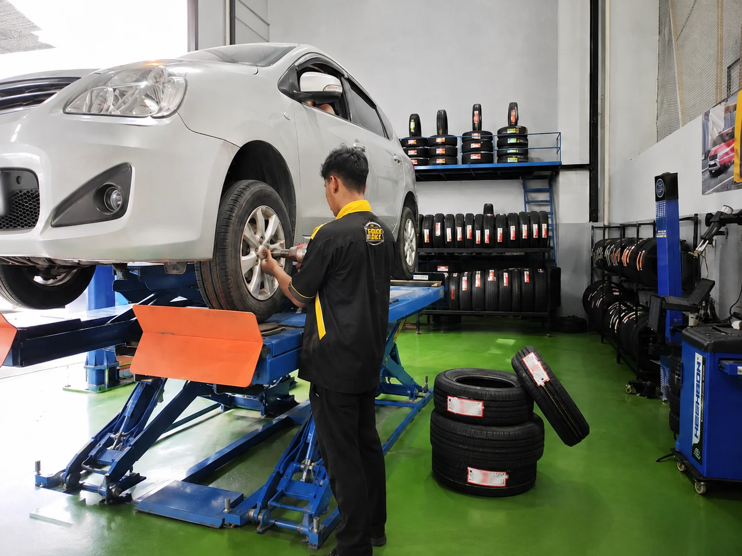 Aktivitas Ban & Velg di Bengkel Mobil Depo Ban