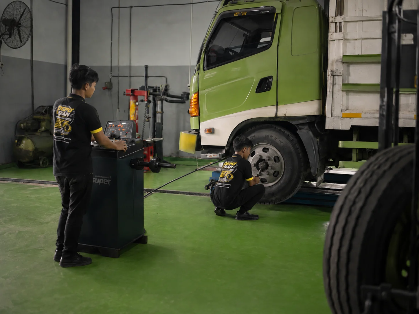 Aktivitas Layanan Ban Truk di Bengkel Mobil Depo Ban